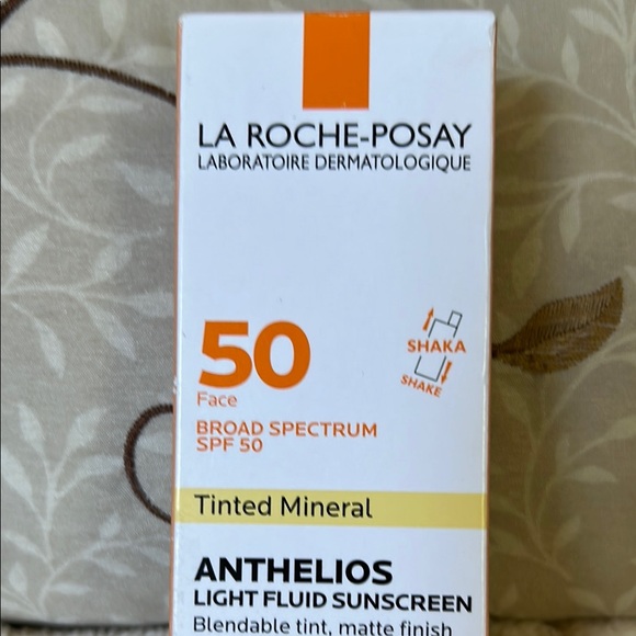 La Roche-Posay Anthelios Tinted Light Fluid Sunscreen SPF 50 - Picture 2 of 5